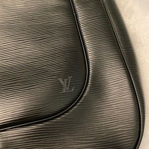 Louis Vuitton  Epi Leather Shoulder bag. Black. PRICE DROP